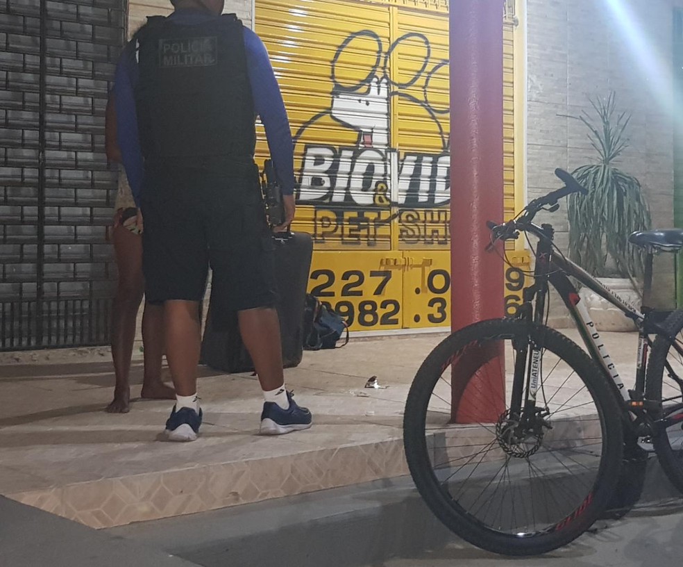 PolÃ­cia Ã© acionada para deter casal que praticava sexo em rua da Messejana. â Foto: Rafaela Duarte/ Sistema Verdes Mares