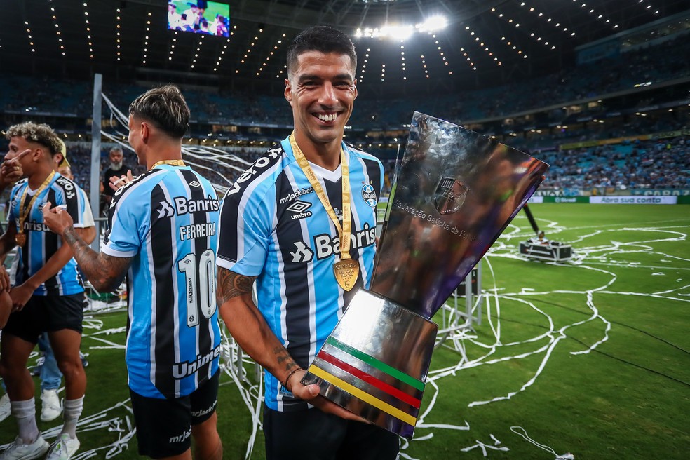 Suárez posa com a taça da Recopa Gaúcha vencida pelo Grêmio — Foto: Lucas Uebel/Divulgação Grêmio