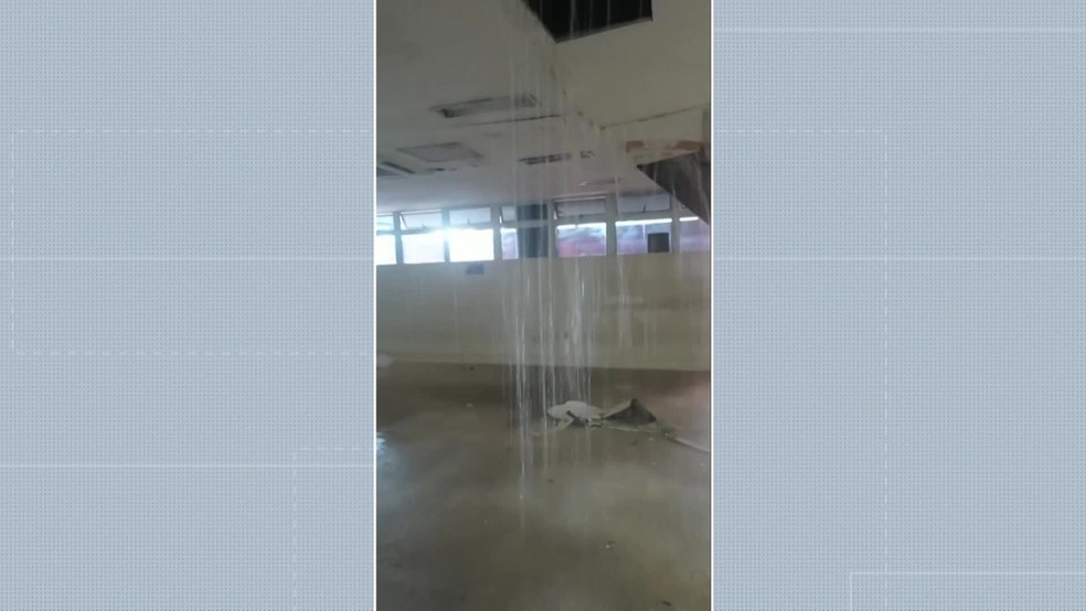 Vazamento de água no Hospital da Restauração, no Centro do Recife — Foto: Reprodução/WhatsApp