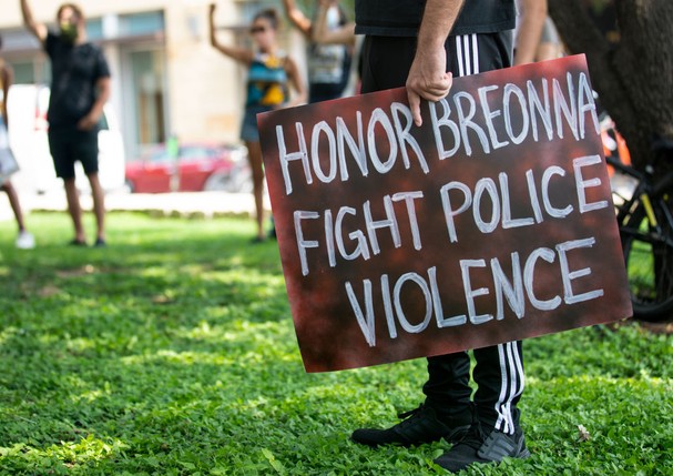 AUSTIN, TX - SEPTEMBER 19: Community members gathered for a Stand 4 Breonna event to demand justice for Breonna Taylor on September 19, 2020 in Austin, Texas. Taylor, 26, was killed by Louisville police officers as she slept in her apartment on March 13,  (Foto: Getty Images)