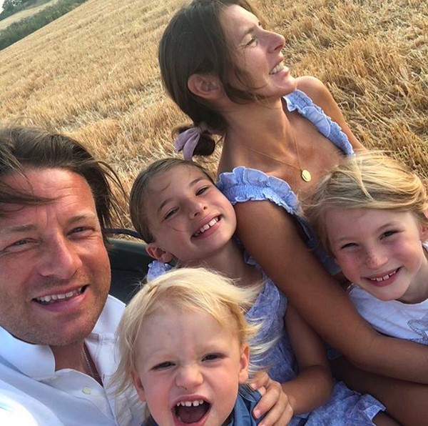 O chef e apresentador Jamie Oliver com a esposa e alguns dos filhos (Foto: Instagram)