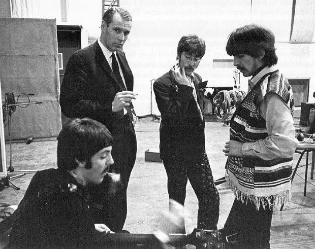 Sir George Martin com Paul McCartney, John Lennon e George Harrison (Foto: Reprodução)