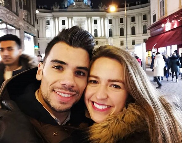 O piloto de Moto GP Miguel Oliveira com a irmã adotiva e futura esposa, a dentista Andreia Pimenta (Foto: Instagram)