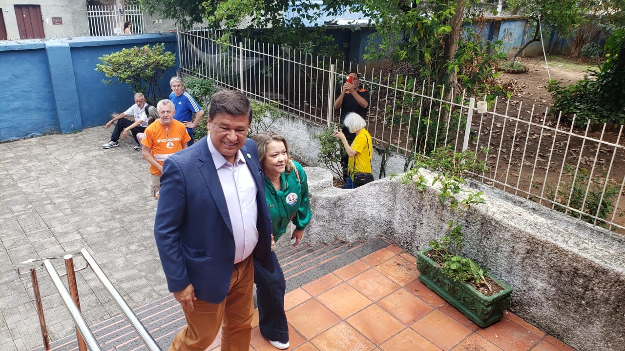 Carlos Viana (PL), candidato ao governo de MG, vota em BH