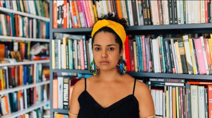 Bianca Santana é doutora pela USP, com tese sobre memória e escrita das mulheres negras, e autora de diversos livros sobre a questão racial no Brasil (Foto: Caroline LIma/Divulgação CIA das Letras)