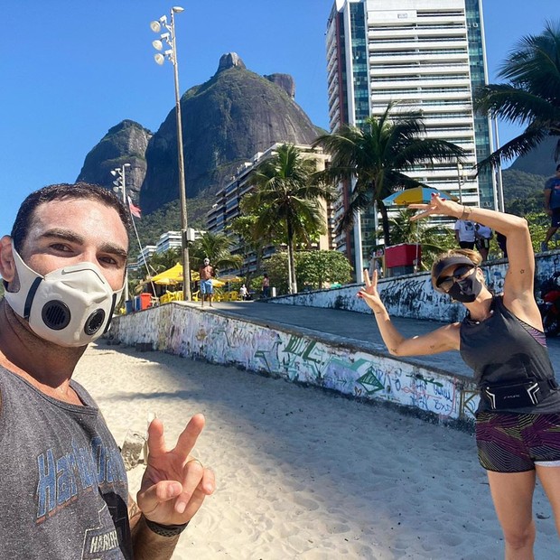 Repórter é 'engolido' por areia movediça em paraíso escondido, Impressionante! Repórter do #CâmeraRecord tem parte do corpo 'engolida' por areia  movediça em paraíso escondido #RecordTV • Encontre as notícias que