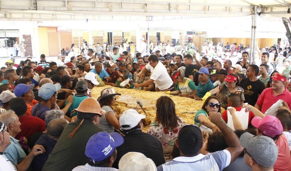 Na edição deste ano, o evento quebrou cerca de cinco toneladas de rapadura — Foto: Divulgação/ Geysa Teixeira