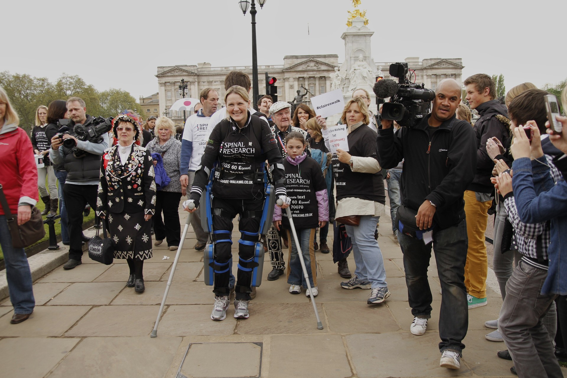 Claire Lomas, paraplégica, conseguiu completar uma maratona usando o equipamento (Foto: wikimedia commons)