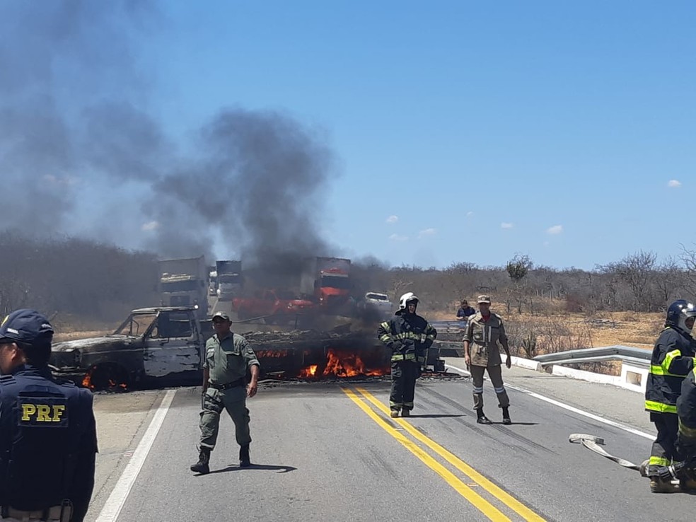 Grupo coloca fogo em caminhão na BR-428 — Foto: Divulgação/ Polícia Militar