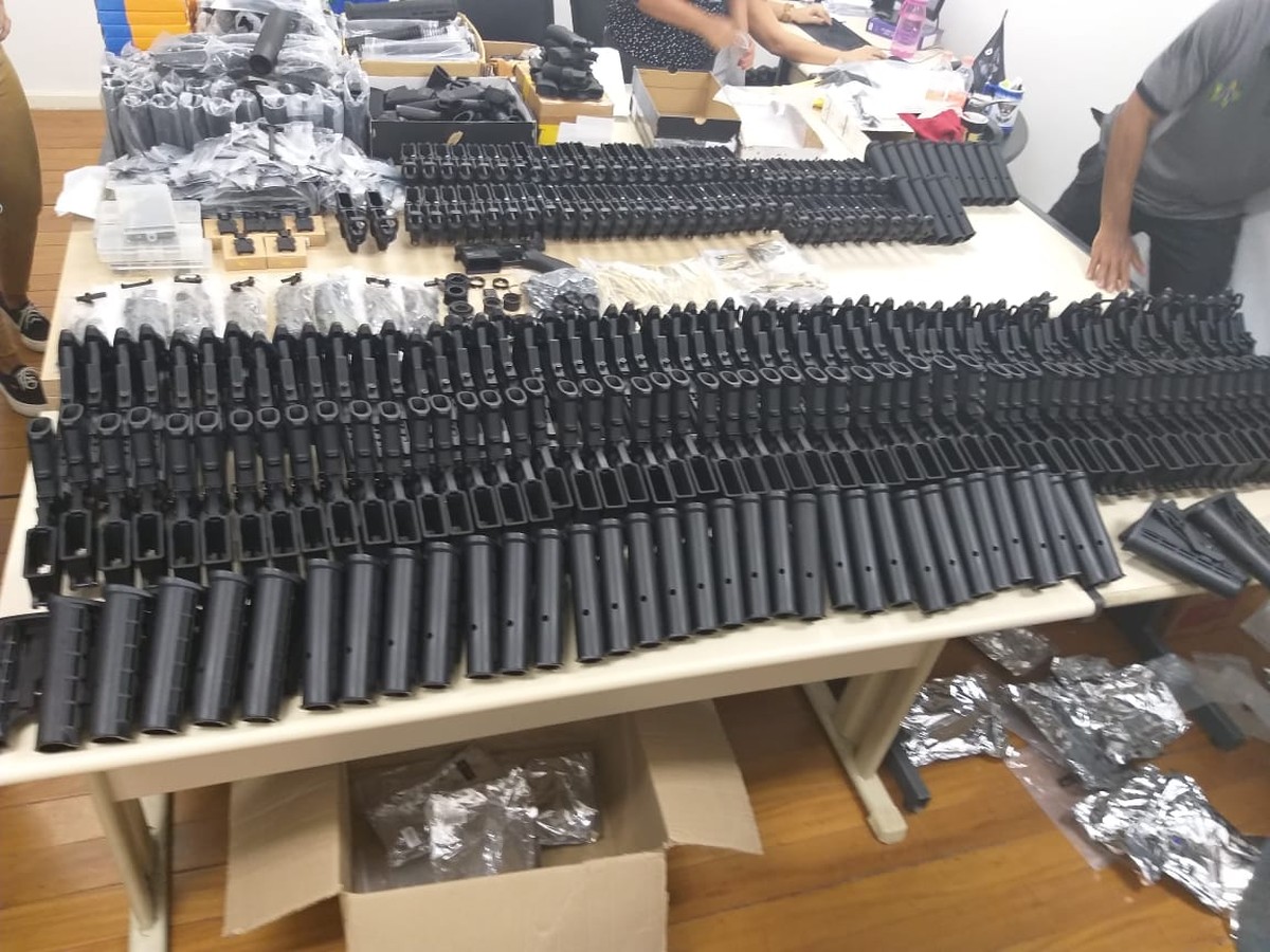 Polícia encontra 117 fuzis M-16 na casa de amigo do suspeito de atirar em Marielle e Anderson Gomes