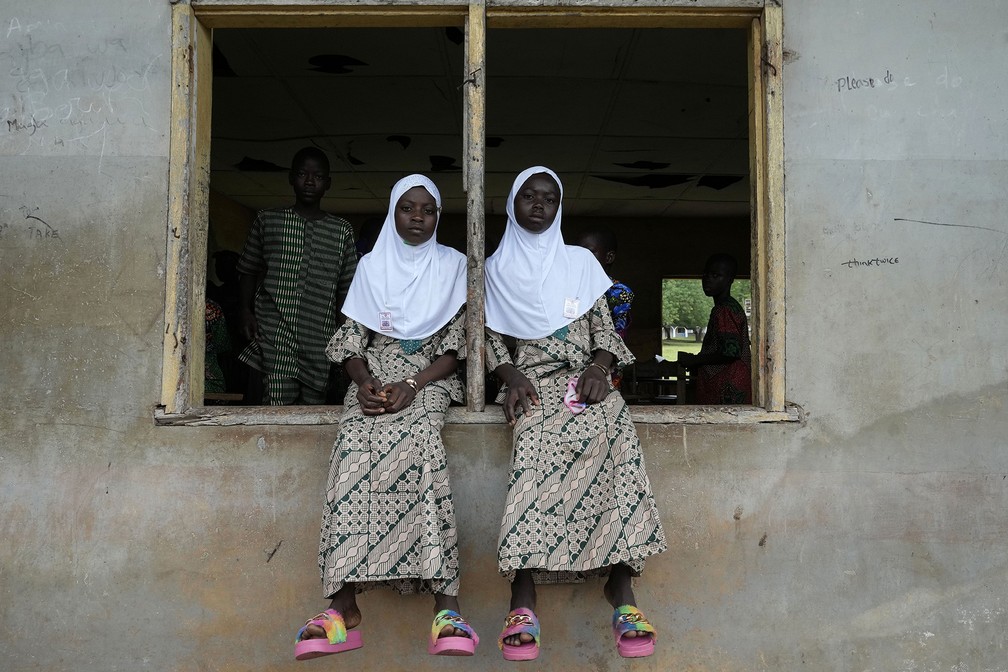 Taiwo Asisi e Kehinde Asisi, de 13 anos, participantes do 12º festival de gêmeos de Igbo-Ora, cidade no sudoeste da Nigéria, que celebra anualmente a alta incidência de gêmeos entre seus habitantes — Foto: Sunday Alamba/AP