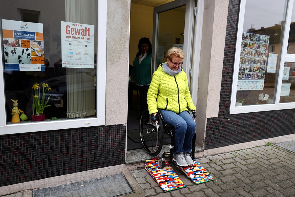 Vovó alemã constrói rampas de lego para combater falta de acessibilidade — Foto: Kai Pfaffenbach/Reuters