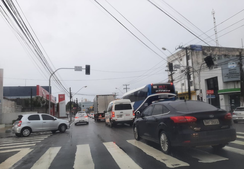 Após queda de árvore, semáforos estão intermitentes na Tomaz Espídola, no Farol — Foto: Cau Rodrigues/g1