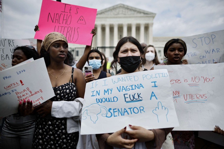 Manifestantes protestam em frente à Suprema Corte americana contra decisão que reverteu direito legal ao aborto