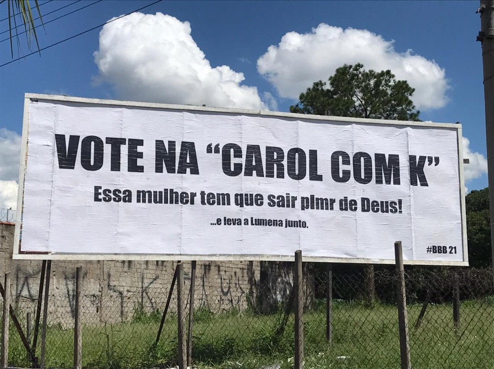 Outdoor pedindo para que as pessoas votem para que Karol Conka saia do BBB foi colocado em Taubaté — Foto: Michelle Mendes/ TV Vanguarda