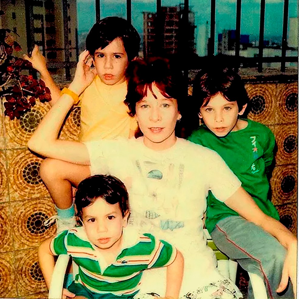 Anos 80 Rita Lee entre João, Beto e Antonio — Foto: Reprodução/ Facebook