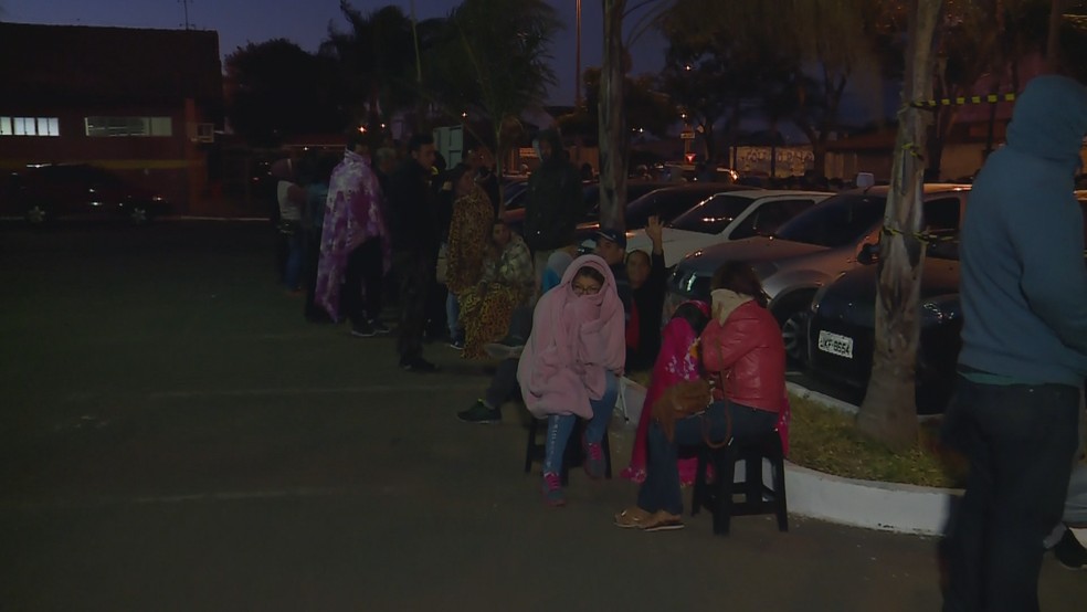 Fila para castração de cães e gatos na administração regional de Santa Maria, no DF — Foto: TV Globo/Reprodução