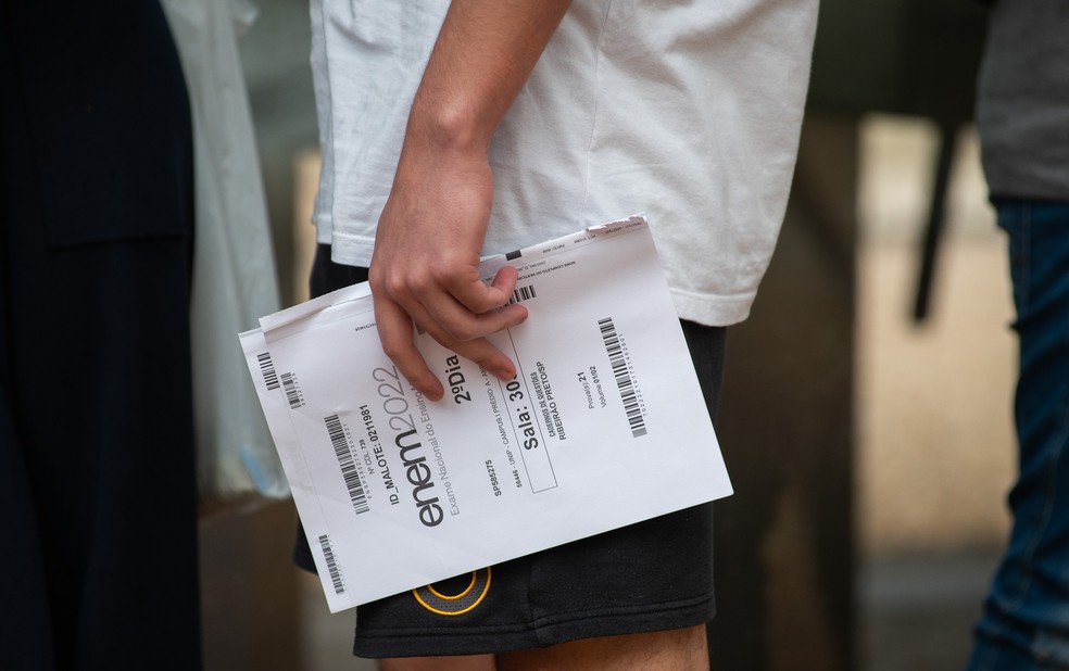 Estudante deixa local de prova com caderno de questões do Enem 2022, em Ribeirão Preto (SP) — Foto: Érico Andrade/g1