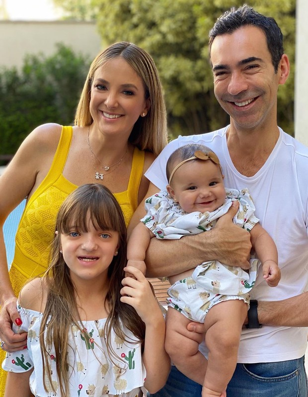 Ticiane Pinheiro com César Tralli e as filhas Rafaella e Manu (Foto: Reprodução)