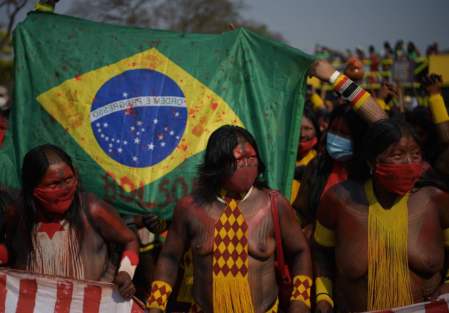 Mulheres indígenas protestam durante uma manifestação contra o marco temporal , tese defendida pelo governo BolsonaroAFP - 10/09/2021
