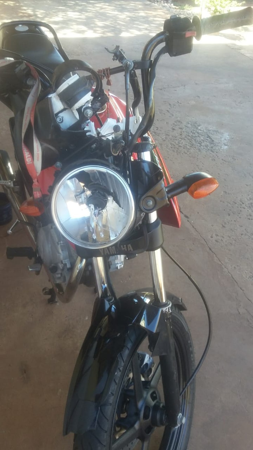 Motocicleta ficou danificada apÃ³s bater em cavalo (Foto: G1 MS)