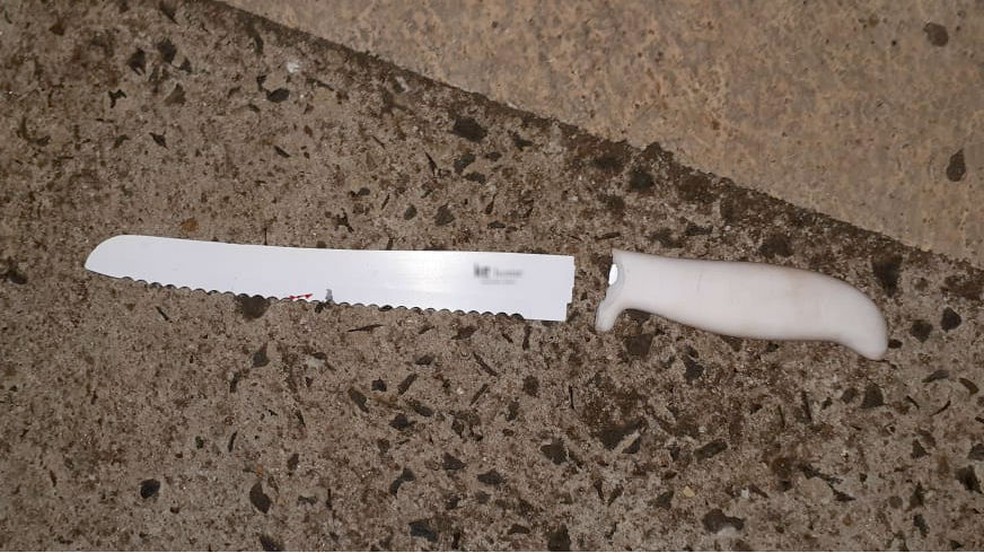 Policiais militares apreenderam a faca utilizada pelo suspeito na agressÃ£o ao irmÃ£o â Foto: PolÃ­cia Militar/DivulgaÃ§Ã£o