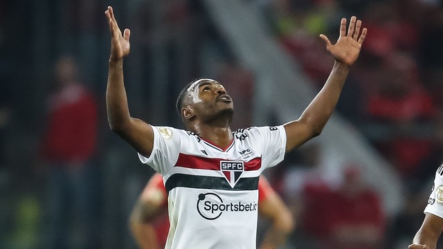 Nikão comemora gol do São Paulo no Beira-Rio