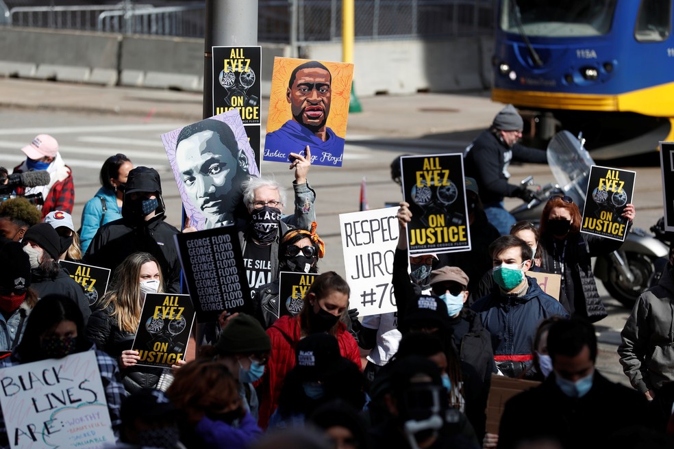 Imagem de manifestantes que pedem justiça para a morte de George Floyd, em 28 de março de 2021 — Foto: Octavio Jones/Reuters