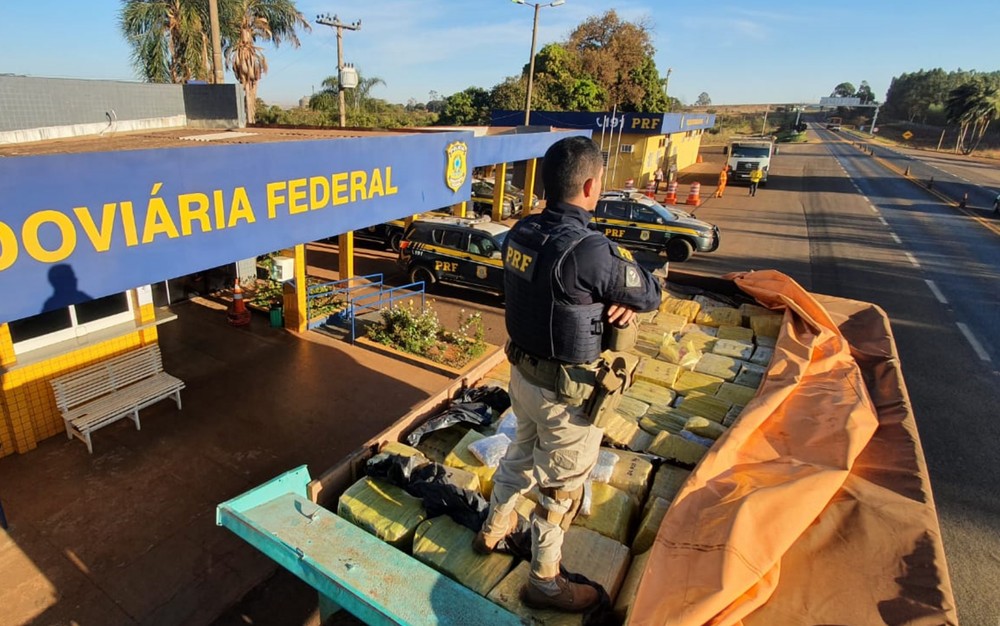 PRF faz maior apreensão de drogas do ano em GO ao flagrar caminhão com cerca de 8 toneladas de maconha na BR-364