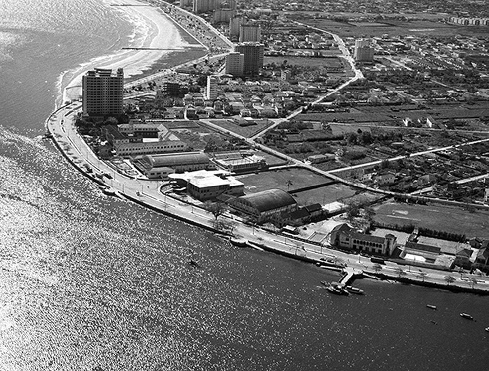 Imagem aérea da Ponta da Praia, em Santos (SP), na década de 60. Bairro ainda tinha poucos prédios e muita área verde. Imagem original — Foto: Divulgação/Memória Santista