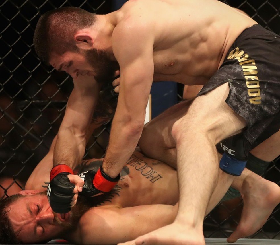 Khabib mandava McGregor falar enquanto o golpeava na luta principal do UFC 229 — Foto: Reprodução