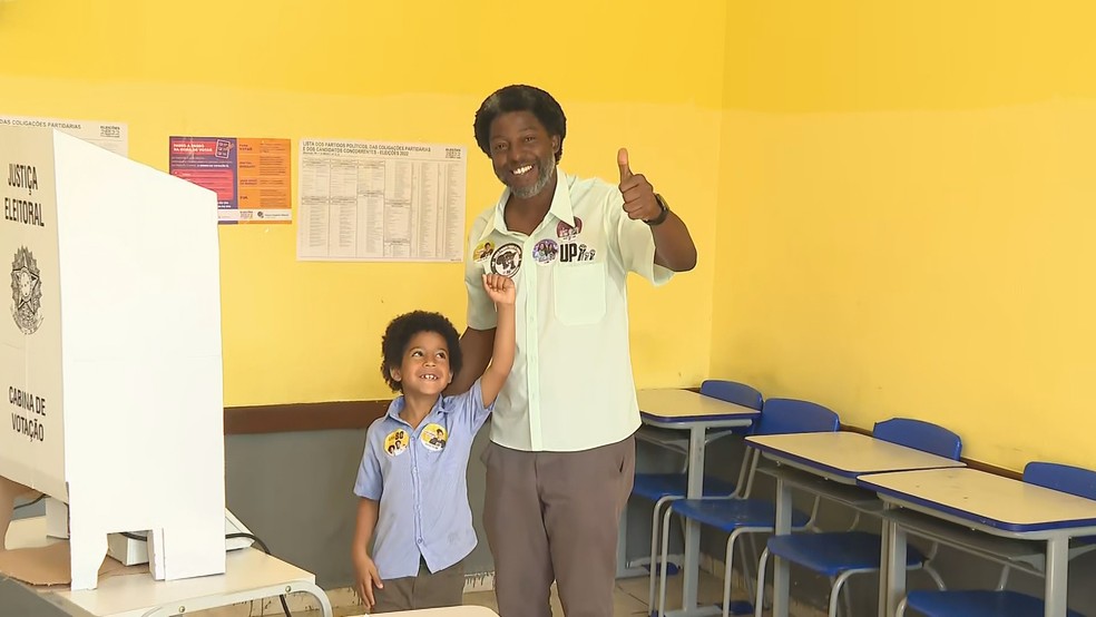Candidato à presidência da República Léo Péricles (UP) votou hoje em Belo Horizonte — Foto: Reprodução/TV Globo