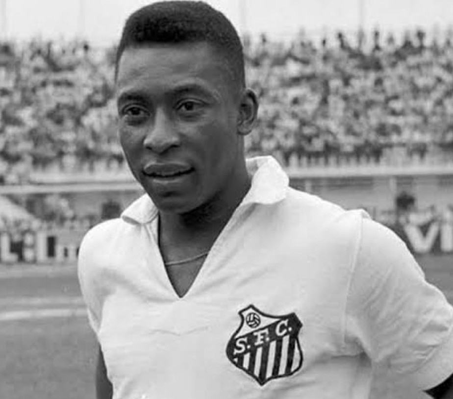 Pelé é homenageado por Tiago Leifert