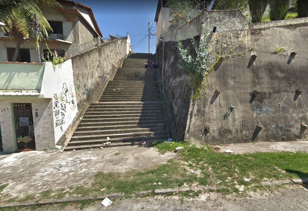 Vista da escadaria no Cachambi de onde carro despencou — Foto: Reprodução/Google Maps