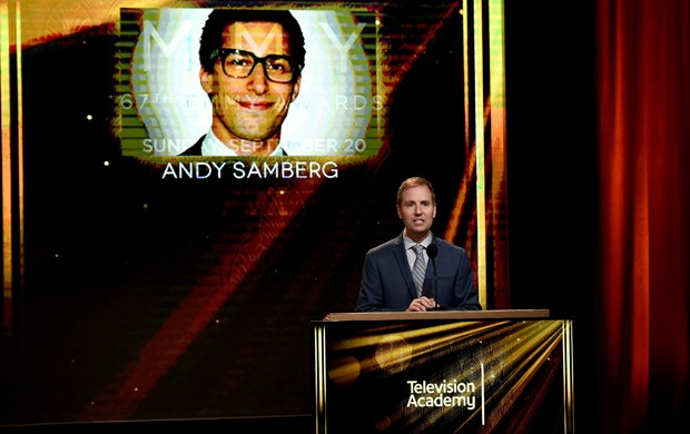 Presidente da academia do Emmy, Maury McIntyre, fala no evento de indicação do Emmy, e apresenta o anfitrião da cerimônia no telão, Andy Samberg (Foto: Kevin Winter / Getty / AFP)