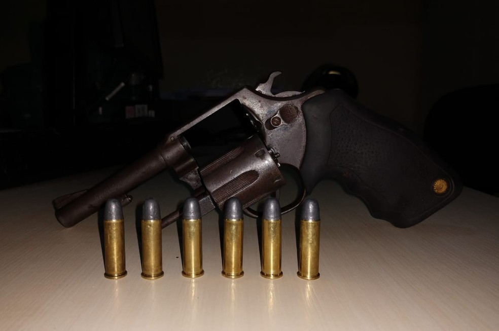 Arma apreendida em operação da Polícia Civil na fazenda Santa Lúcia, em Pau D'Arco, no Pará.  — Foto: Reprodução / Polícia Civil