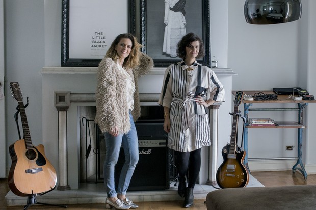 Emannuelle Junqueira e Ana Strumpf na sala da casa da estilista (Foto: Divulgação)