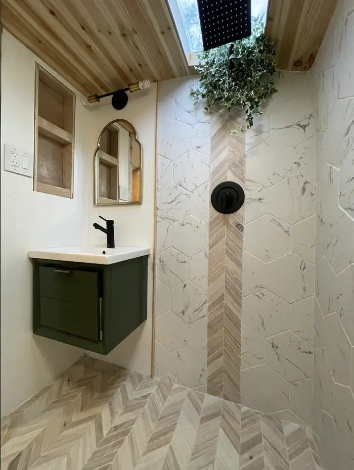 O banheiro, com azulejos na área molhada, e claraboia (Foto: Nicole Jones)
