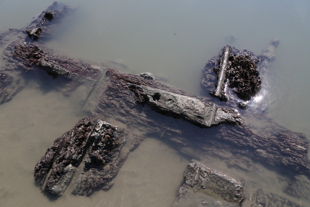 Destroços de navio são encontrados na praia do Embaré, próximo ao Canal 5 (Foto: José Claudio Pimentel/G1)