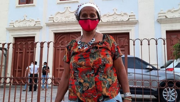Maria do Carmo Santana, de 57 anos, disse que recorre à doação todos os dias porque não teria condições de fazer três refeições em casa (Foto: Arquivo pessoal via BBC News Brasil )