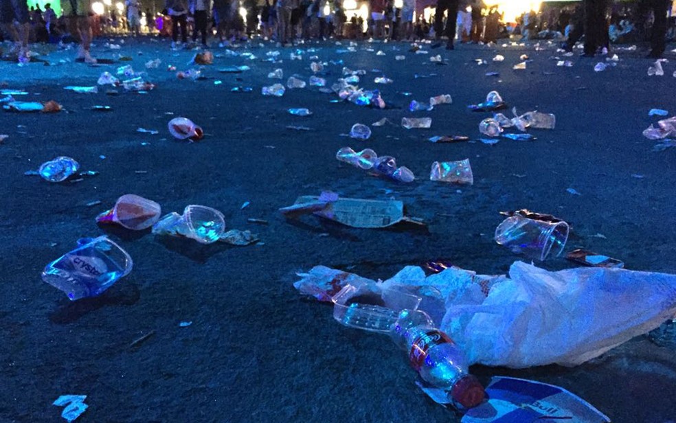 Público deixa lixo no gramado na segunda noite do festival (Foto: G1)