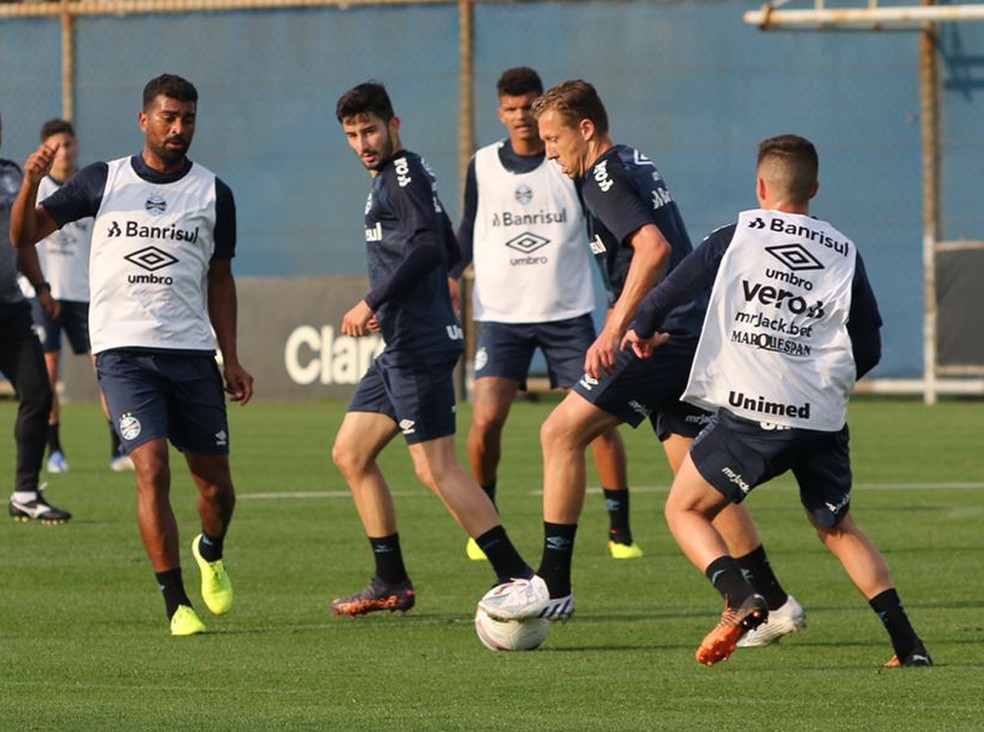 Renato aposta em cascudos no meio do Grêmio sem Bitello e Campaz e terá trio inédito