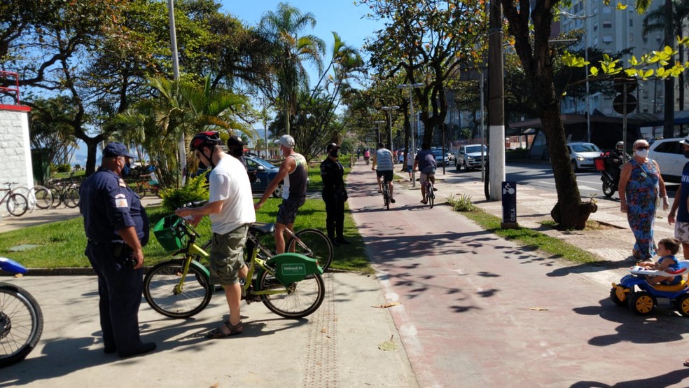Guardas municipais autuaram 17 pessoas neste domingo em Santos &mdash; Foto: Divulga&ccedil;&atilde;o/Prefeitura de Santos