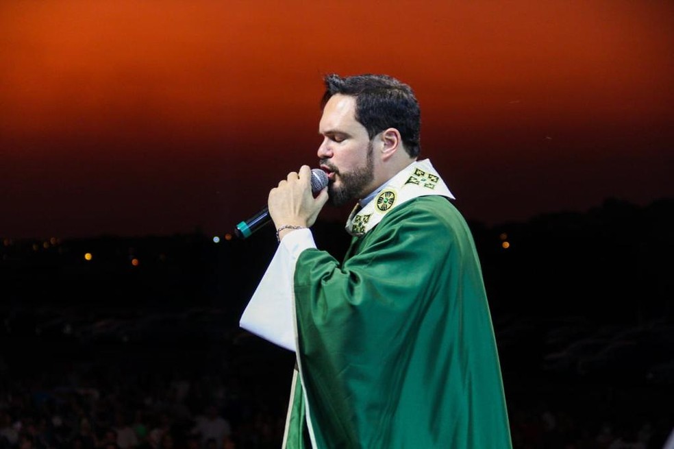 O padre Adriano Zandoná durante missa celebrada no festival Hallel em Franca, SP — Foto: Assessoria Hallel