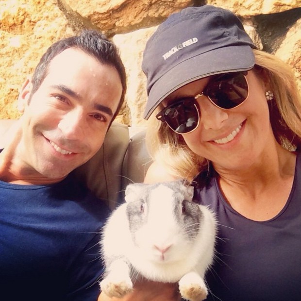 César Tralli e Ticiane Pinheiro posam com coelho (Foto: Reprodução/Instagram)