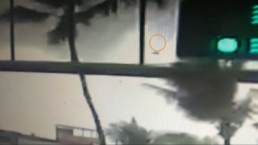 Imagem ampliada do vídeo que registra queda do Globocop no Recife (Foto: Reprodução/CTTU)