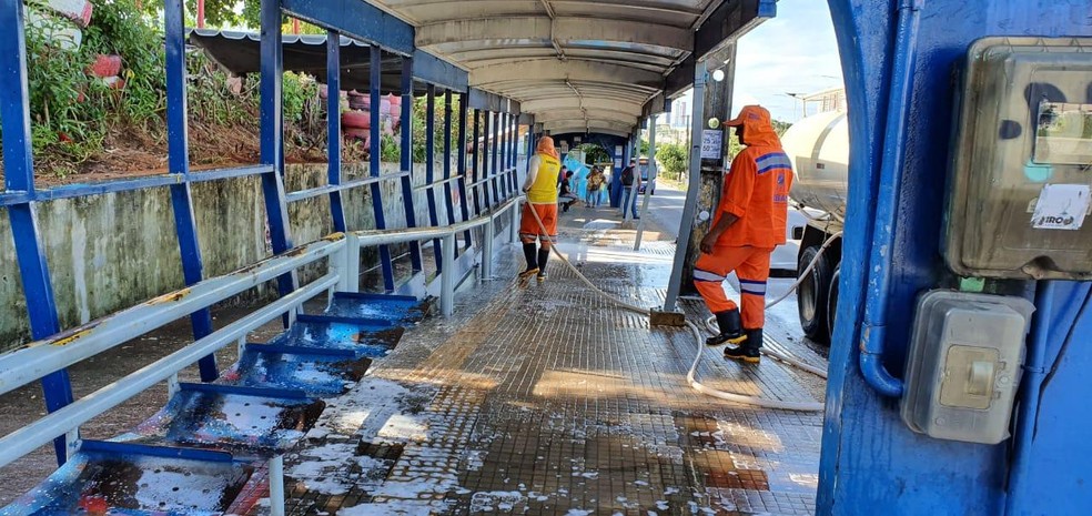 Prefeitura lava paradas de ônibus de Natal para evitar possíveis contágios do coronavírus — Foto: Secom/Prefeitura de Natal