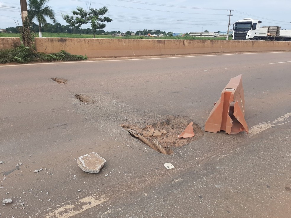 Buracos na BR-364 com Avenida Jorge Teixeira em Porto Velho, Rondônia — Foto: Jheniffer Núbia/G1