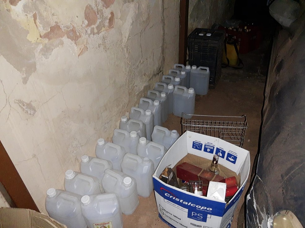 Na garagem, havia diversos galões com líquido não identificado — Foto: Polícia Militar/Divulgação