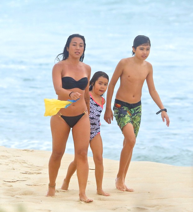 Daniele Suzuki com sobrinhos na praia de Grumari, Rio de Janeiro (Foto: Agnews)